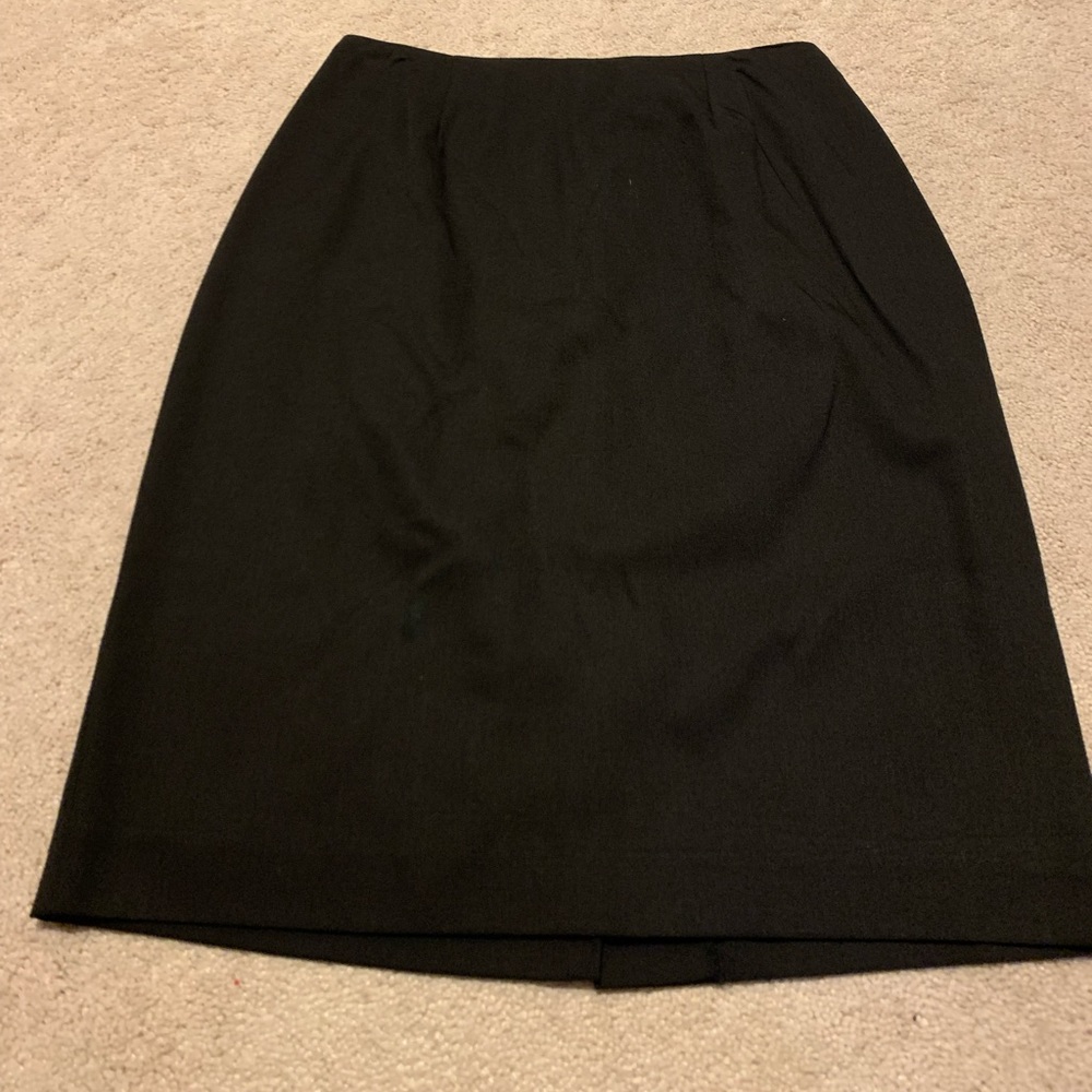 Beautiful women size 8 work skirt. Good quality. Flattering material.